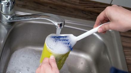 Bei einem Test der Stiftung Warentest sind viele Spülmittel für die Handwäsche von Geschirr durchgefallen.