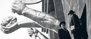 Zeitreise. Fast drei Jahre lebten 400 Menschen im Set von „Dau“ in der Ostukraine, im „Institut“, das von 1938 bis 1968 angesiedelt ist. „Dau“ ist in Farbe gedreht, die Set-Fotografen machten jedoch Schwarzweißbilder, für die institutseigene Zeitung.