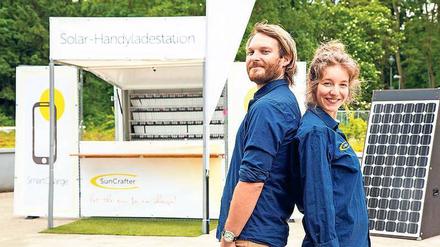 Start-Up-Gründer Bryce Felmingham und Lisa Wendzich bauen und vermieten Solar-Ladestationen.