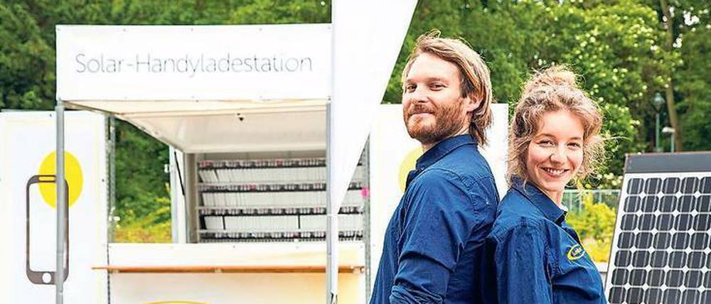 Start-Up-Gründer Bryce Felmingham und Lisa Wendzich bauen und vermieten Solar-Ladestationen.
