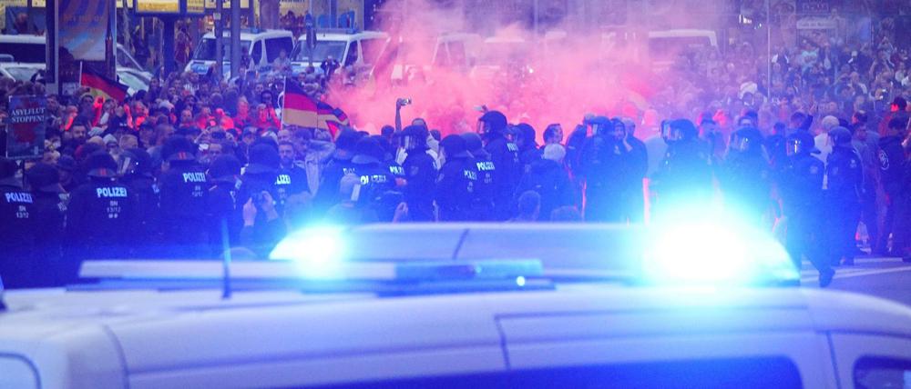 Polizeieinsatz in Chemnitz, wo bei der Demonstration Böller und Flaschen flogen.