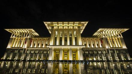Eine halbe Milliarde Euro hat der 2014 eingeweihte Palast in Ankara gekostet. Inzwischen sind eine Moschee und ein Konferenzsaal für 2500 Personen hinzugekommen.