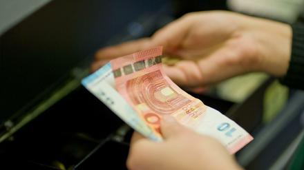 Den Vorschuss bekommen Arbeitslosengeld-Empfänger bar ausbezahlt.