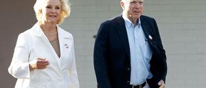 Cindy McCain hat ihren verstorbenen Mann John seit fast vier Jahrzehnten auf dem politischen Parkett begleitet.