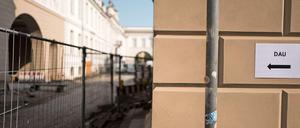 Geheimnisvoll. Wegweiser zur "Dau"-Pressekonferenz. Aber wohin führt das Ganze?