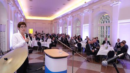 Annegret Kramp-Karrenbauer am Donnerstagabend (30. August 2018) beim Sommerfest des Wirtschaftsrates der CDU, Landesverband Berlin-Brandenburg, im Schloss Charlottenburg.