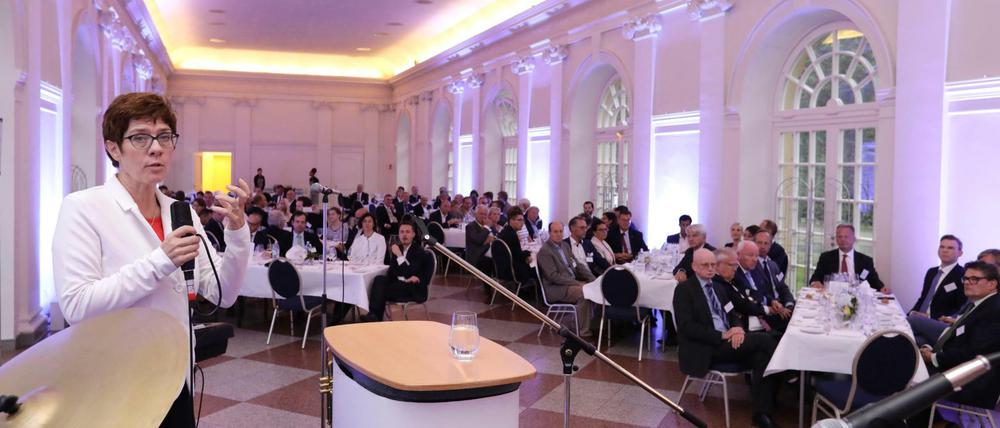 Annegret Kramp-Karrenbauer am Donnerstagabend (30. August 2018) beim Sommerfest des Wirtschaftsrates der CDU, Landesverband Berlin-Brandenburg, im Schloss Charlottenburg.