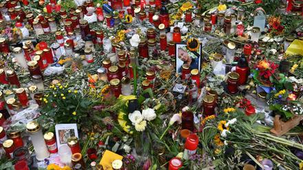 Gedenken an Daniel H. Der Haftbefehl gegen einen der mutmaßlichen Täter der tödlichen Messerattacke fand sich seit Dienstagabend auf vielen Seiten im Netz. 