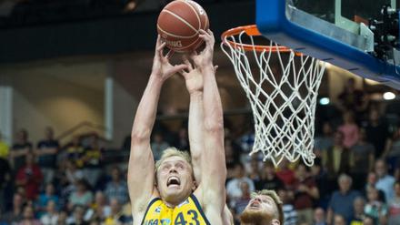 Große Nummer. Luke Sikma (l.) spielt nach seiner überragenden Debütsaison in Berlin trotz einiger Angebote weiter bei Alba.