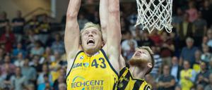 Große Nummer. Luke Sikma (l.) spielt nach seiner überragenden Debütsaison in Berlin trotz einiger Angebote weiter bei Alba.