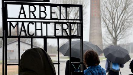 Jugendliche beim Besuch des früheren Konzentrationslagers Sachsenhausen.