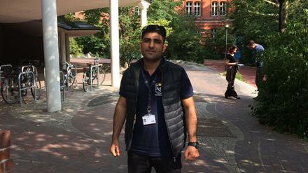 Der Wachmann der Schöneberger Spreewaldschule, Bahadar Dorani, soll Eindringlinge vom weitläufigen Grundstück fernhalten.