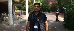 Der Wachmann der Schöneberger Spreewaldschule, Bahadar Dorani, soll Eindringlinge vom weitläufigen Grundstück fernhalten.
