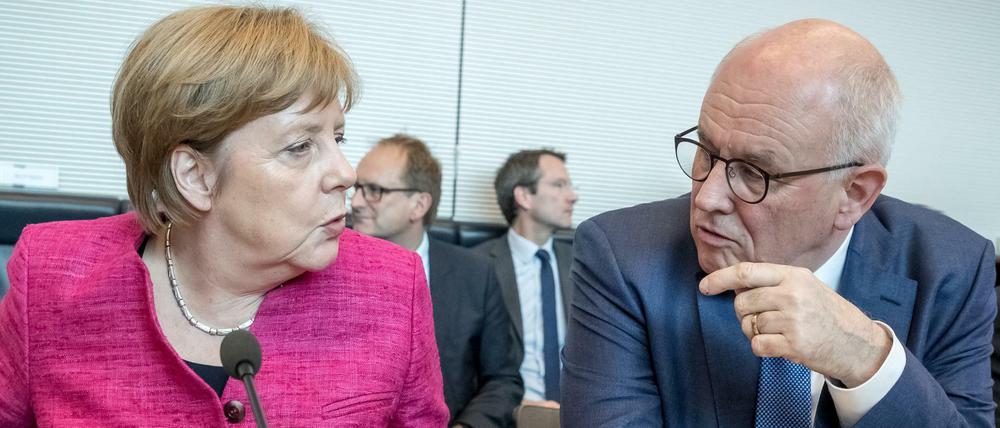 Bundeskanzlerin Angela Merkel (CDU) und Volker Kauder, Fraktionsvorsitzender der CDU/CSU-Fraktion.