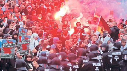 Lange Zeit war die rechte Szene in Chemnitz und Umgebung zersplittert und inaktiv – ihre Basis aber ist geblieben. Tausende strömten zur Büste von Karl Marx im Zentrum der Stadt. 