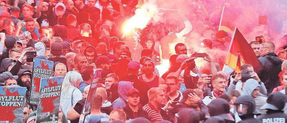 Lange Zeit war die rechte Szene in Chemnitz und Umgebung zersplittert und inaktiv – ihre Basis aber ist geblieben. Tausende strömten zur Büste von Karl Marx im Zentrum der Stadt.