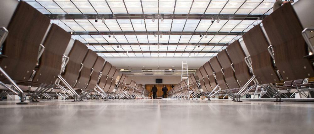 Warten kann man schon am neuen Flughafen. Nur die Passagiere und die Flugpläne fehlen – und noch ein paar Handgriffe an der Baustelle.