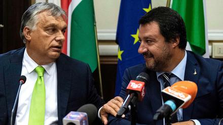 Matteo Salvini, hier mit Ungarns Präsident Viktor Orban, bestätigt, dass ein Flüchtlingsabkommen Italiens mit Deutschland näher rückt.
