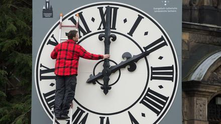 Alte mechanische Uhren wie hier an der Dresdner Lukaskirche können nur mit großem Aufwand umgestellt werden.