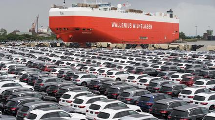 Neuwagen stehen auf dem Autoterminal in Bremerhaven.