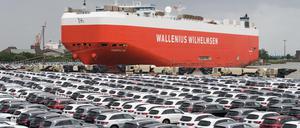 Neuwagen stehen auf dem Autoterminal in Bremerhaven. 