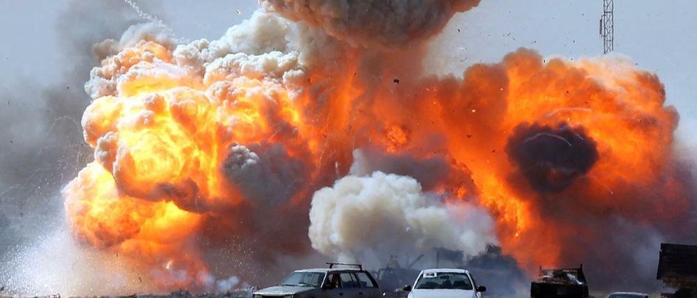 Angriff des Westens ohne deutsche Unterstützung: Alliierte Flugzeuge bombardieren im März 2011 Gaddafis Truppen in Libyen.