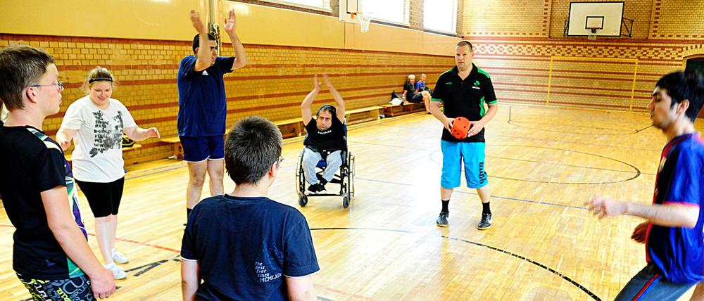 Gemeinsam siegen. Die inklusive Sportgruppe der Lebenshilfe beim Training. 