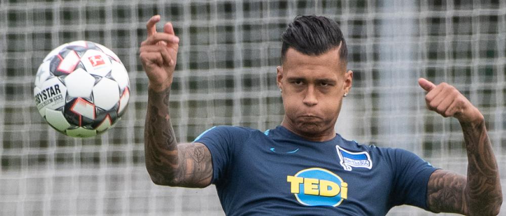 Bläst die Backen auf. Für das Gastspiel am kommenden Sonntag in Gelsenkirchen ist der Angreifer von Hertha BSC aber noch keine Option.