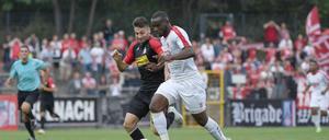 Der Berliner AK (r. Abu Bakarr Kargbo) spielt seit sieben Jahren in der Regionalliga.