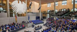 Abgeordnete verfolgen im Bundestag in Berlin eine Debatte im Plenum.