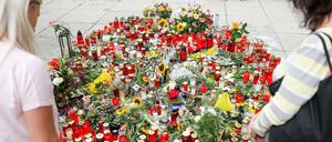 Passanten stehen am Tatort in Chemnitz.