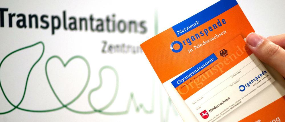 Durch bessere Vergütung der Krankenhäuser die Zahl der Organspenden steigern.