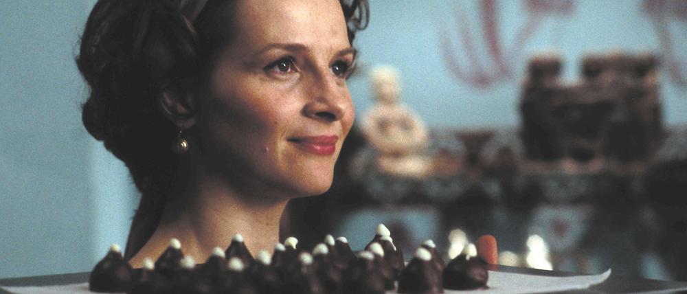 Verführerisch. In "Chocolat" weckt eine Zuckerbäckerin (Juliette Binoche) mit ihren Pralinen die Sehnsüchte der Kundschaft.
