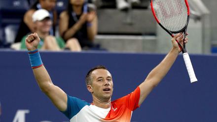 Geschafft. Nach vier langen Sätzen setzt sich Philipp Kohlschreiber sensationell durch.