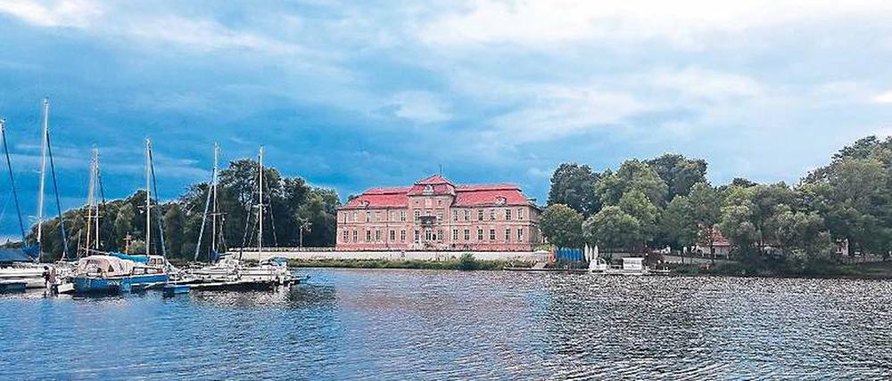 Schloss Plaue fällt bisher vor allem durch morbiden Charme auf. Das Gebäude soll aber Stück für Stück renoviert werden.