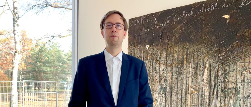 Galerist Aeneas Bastian im Hauptraum seines neuen Ausstellungshauses.
