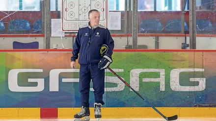 Clement Jodoin, 66, ist vor der Saison vom Assistenz- zum Chefcoach der Eisbären aufgestiegen. Der Kanadier hat lange Zeit erfolgreich in der NHL gearbeitet, unter anderem war er zwölf Jahre Co-Trainer bei den Montreal Canadiens. 