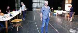Intendant Martin Woelffer bei den Proben zu „Willkommen bei den Hartmanns“ im Schillertheater. Premiere ist am 23. September.