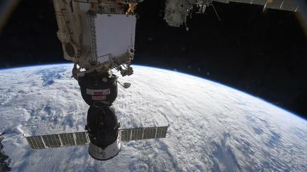 Das Loch, das vermutlich ein Mikrometeorit in der Nacht zum Donnerstag in die Sojus-Raumkapsel der ISS geschlagen hat, ist gestopft.
