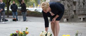 Bundesfamilienministerin Franziska Giffey (SPD) legt am Tatort in Chemnitz einen Strauß Blumen nieder.