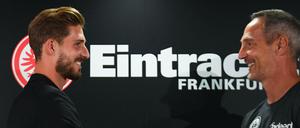 Auf gute Zusammenarbeit: Kevin Trapp (l) und Cheftrainer Adi Hütter begrüßen sich während einer Pressekonferenz von Eintracht Frankfurt.