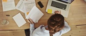 Verträge, Rechnungen. Mit der Ausbildung beginnt der Ernst des Lebens.
