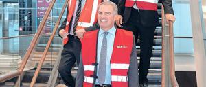 Was gibt’s da zu lachen? Zumindest Lufthansa-Chef Carsten Spohr scheint der Spaziergang seines Vorstandes über den Flughafen BER etwas Spaß gemacht zu haben.