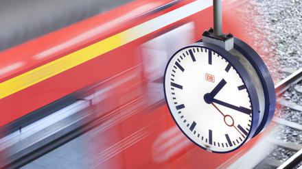 Die Sensortechnik des Berliner Start-ups Relayr informiert per Funk über Störungen bei Bahnhofsuhren.
