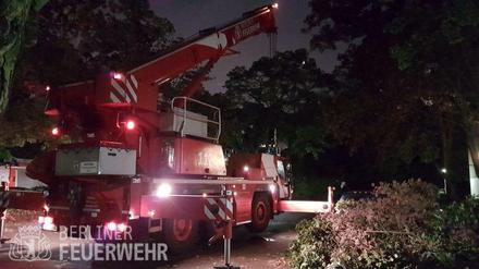 Die Feuerwehr musste mit einem Kran anrücken.