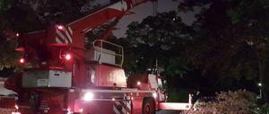 Die Feuerwehr musste mit einem Kran anrücken.