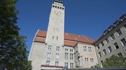 Blick aufs Rathaus Neukölln unter blauem Himmel.
