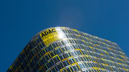 Fassade der Deutschland-Zentrale des ADAC in München. 