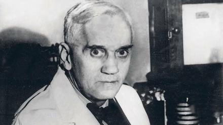 Bakterienforscher. Alexander Fleming – hier 1943 in seinem Laboratorium im Londoner St. Mary Hospital – erhielt 1945 für die Entdeckung des Penicillins den Nobelpreis für Medizin.