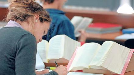 Eine Jurastudentin lernt in der Bibliothek.